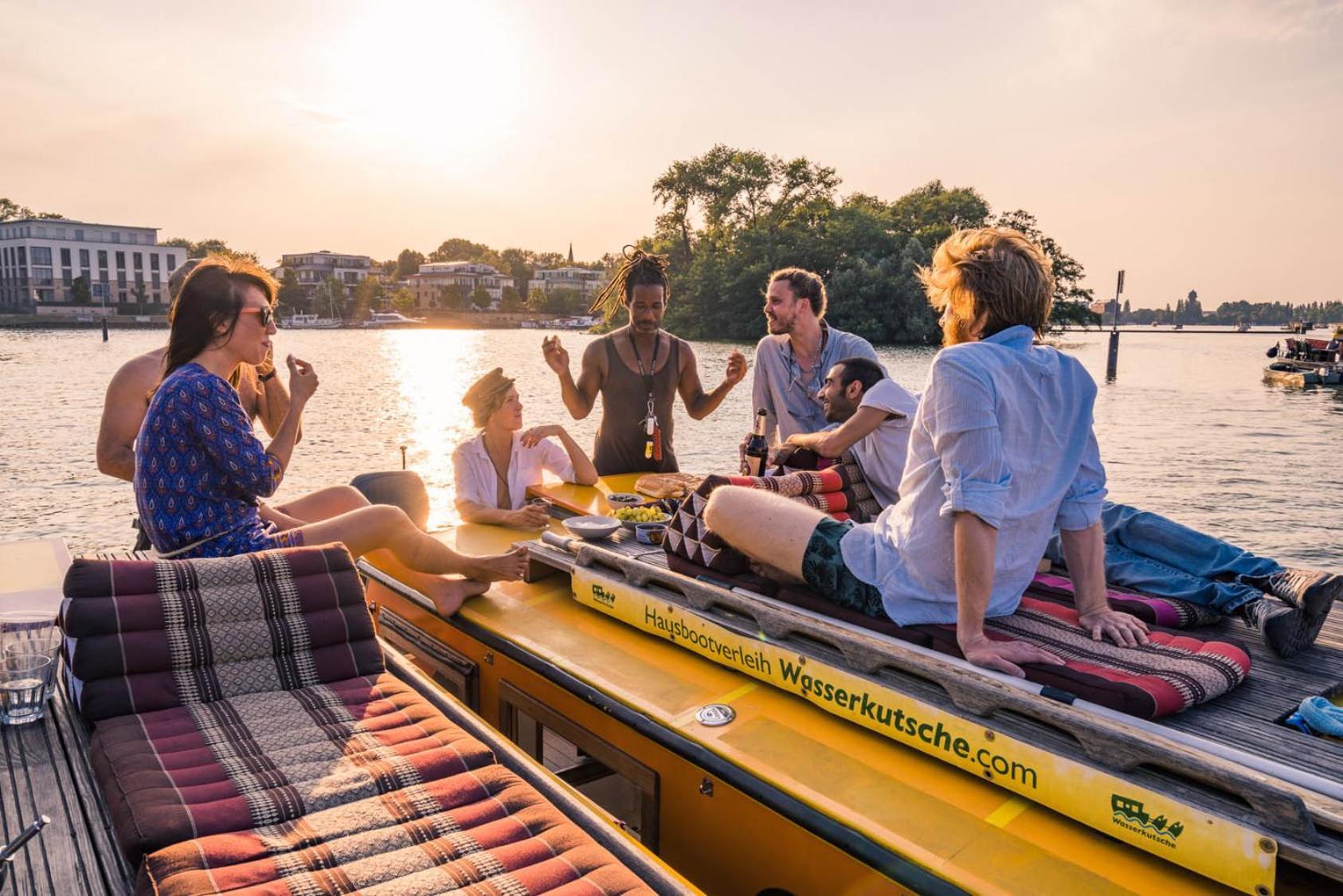 Hausboot Tour Mit Der Wasserkutsche - Fuehrerscheinfrei Ботель